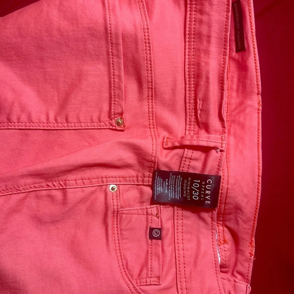 Pink Leggings‎ with Fitted Silhouette and Contrast Stitching